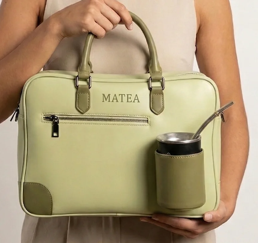 Bolso para el mate MATEA Origin en verde, con el mate sujeto en el compartimento exterior